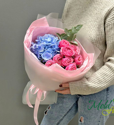 Букет с голубой гортензией и пионовидными розами Фото 394x433